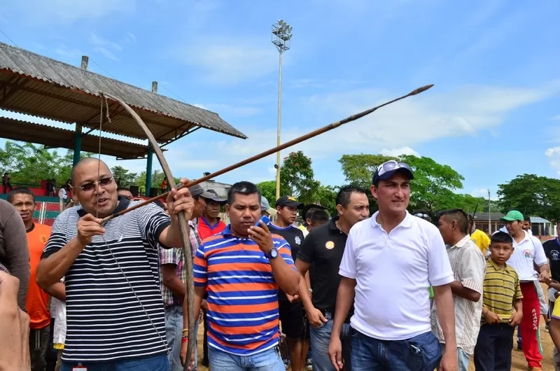 El alcalde Luis Emilio Tovar, también tomo arco y flecha en los Juegos Indígenas 2013 de Arauca.
